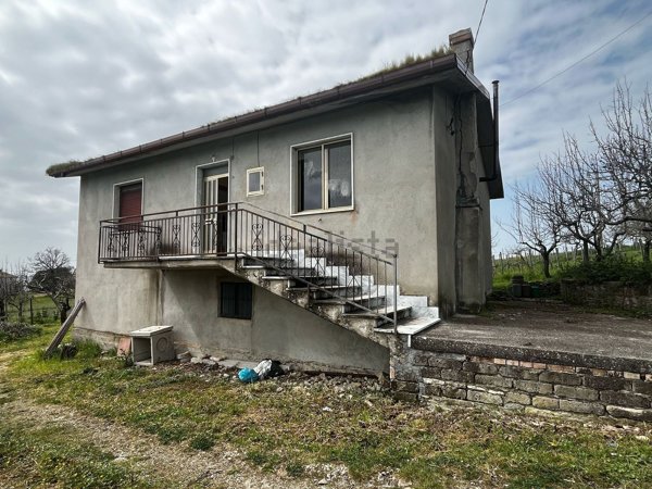 casa indipendente in vendita a Pietrelcina