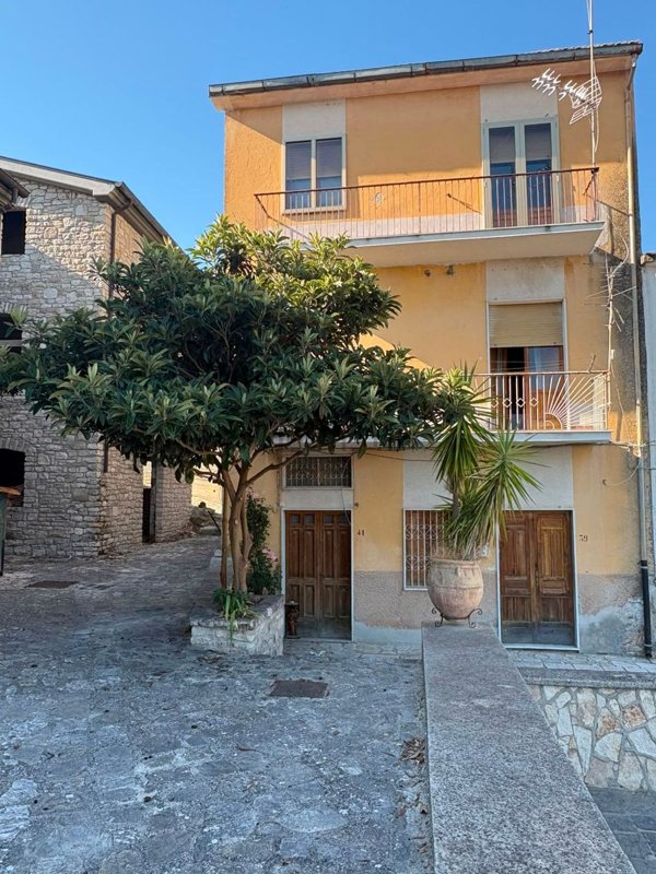 casa indipendente in vendita a Pietrelcina in zona Stazione