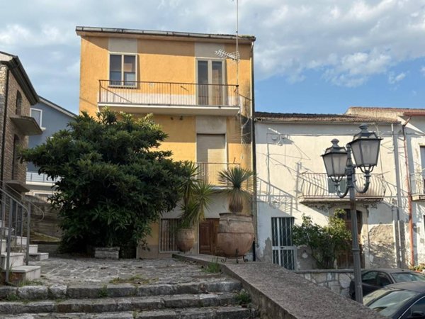 casa indipendente in vendita a Pietrelcina in zona Stazione
