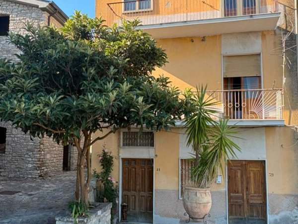 casa indipendente in vendita a Pietrelcina in zona Stazione