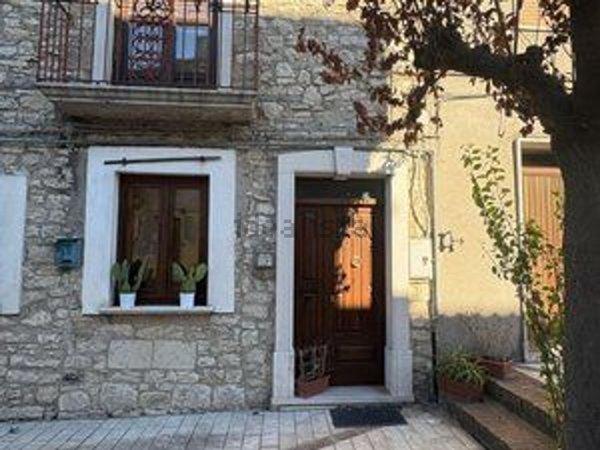 casa indipendente in vendita a Pietrelcina in zona Stazione