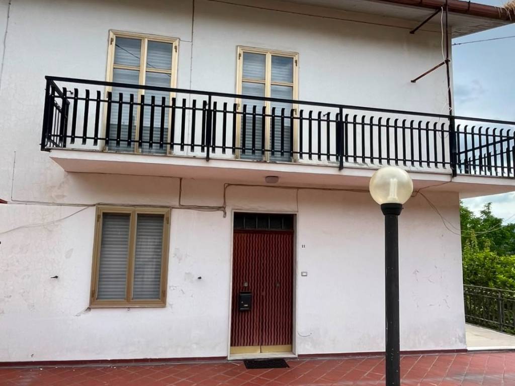 casa indipendente in vendita a Pietrelcina in zona Stazione