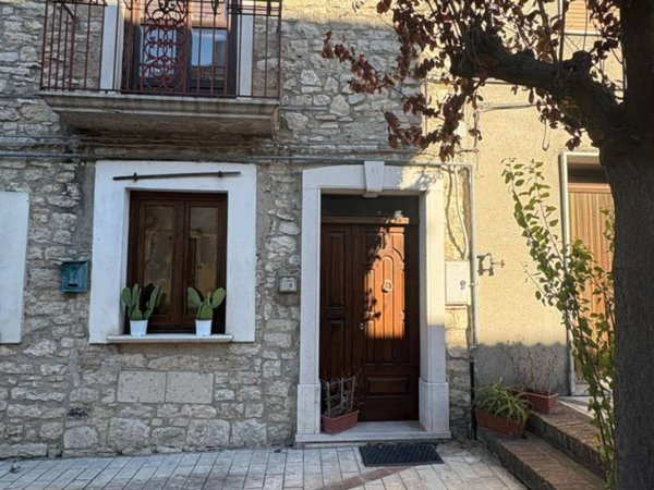 casa indipendente in vendita a Pietrelcina in zona Stazione