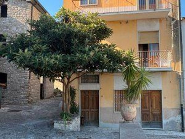 casa indipendente in vendita a Pietrelcina in zona Stazione