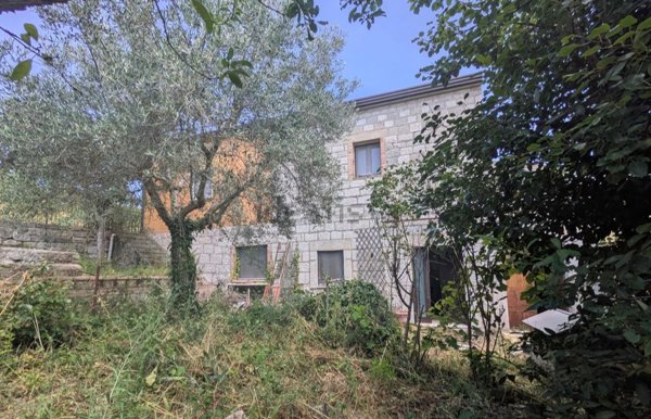 casa indipendente in vendita a Pietrelcina in zona Stazione