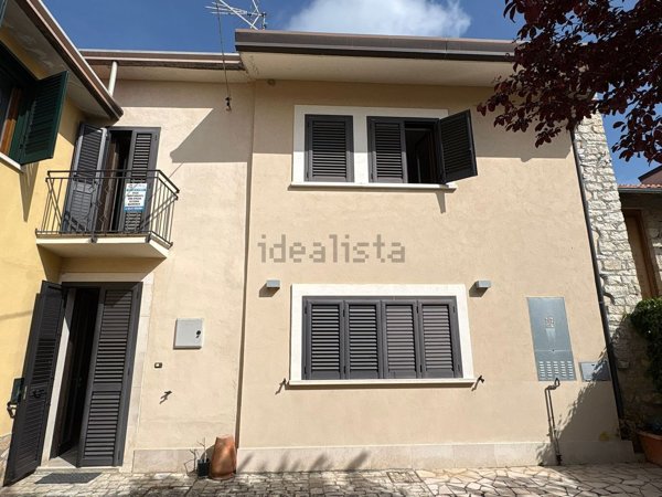 casa indipendente in vendita a Pietrelcina in zona Stazione