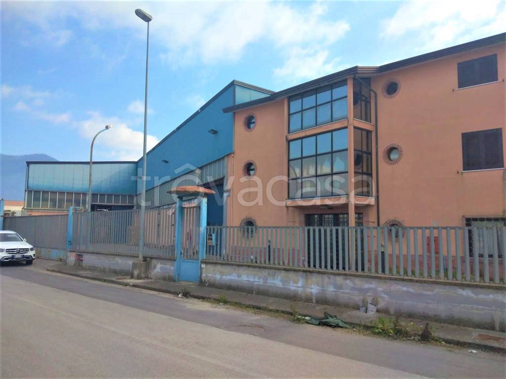 locale commerciale in vendita a Puglianello