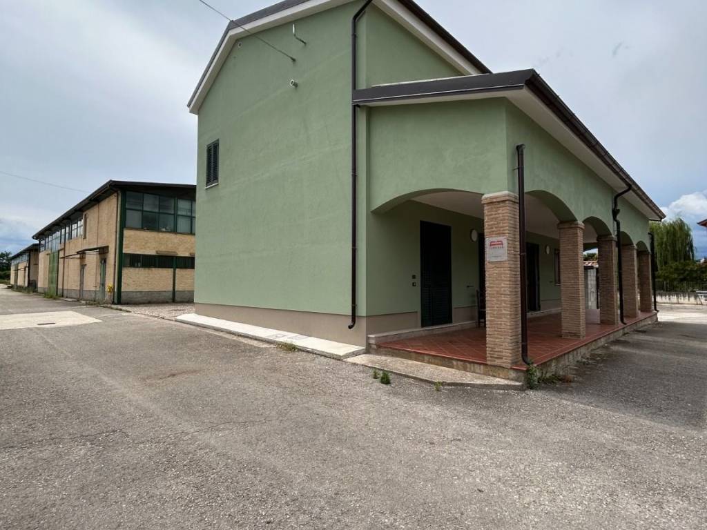 locale commerciale in vendita a Puglianello