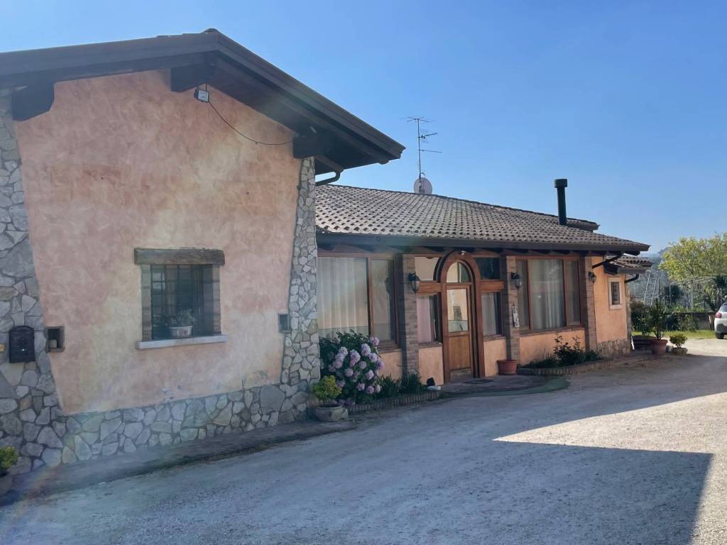 casa indipendente in vendita a San Giorgio del Sannio in zona Cesine