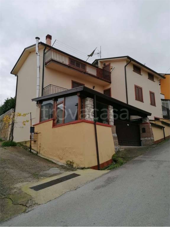 casa indipendente in vendita a San Leucio del Sannio in zona Maccabei