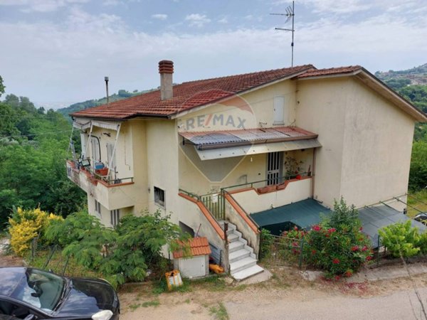 casa indipendente in vendita a San Leucio del Sannio in zona Vardaro/Alvanelle