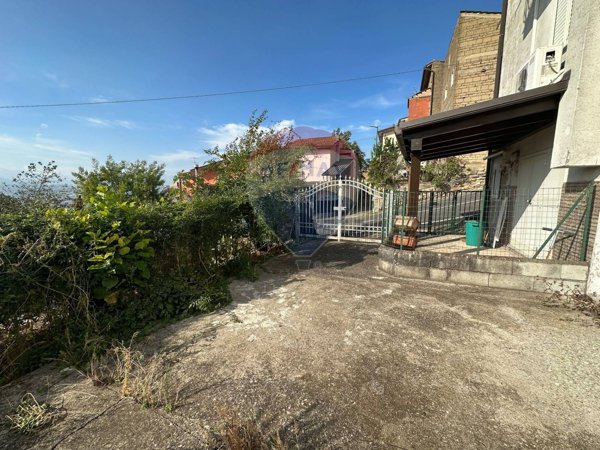 casa semindipendente in vendita a San Leucio del Sannio