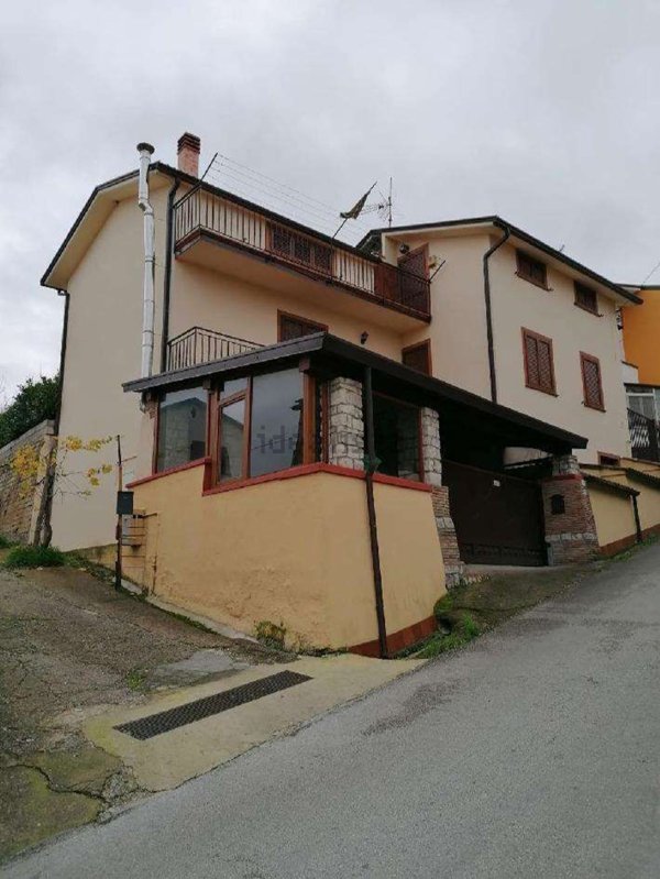 casa indipendente in vendita a San Leucio del Sannio in zona Maccabei