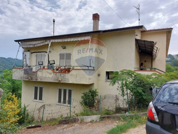 casa indipendente in vendita a San Leucio del Sannio in zona Vardaro/Alvanelle
