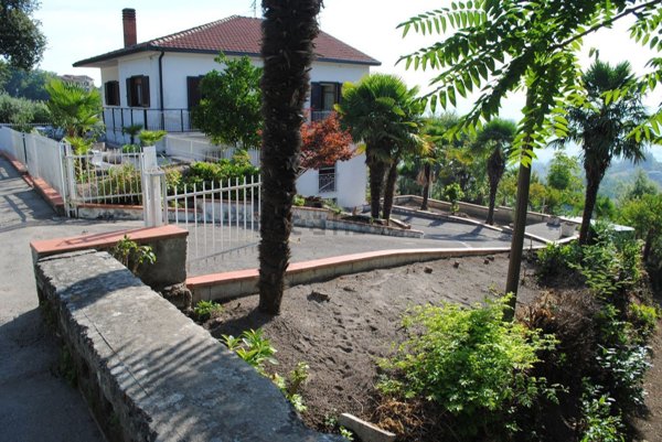 casa indipendente in vendita a San Leucio del Sannio