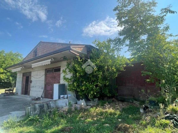 casa indipendente in vendita a San Leucio del Sannio in zona Maccabei