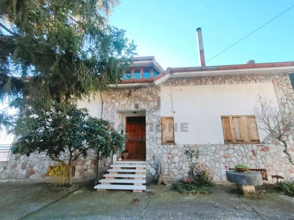 casa indipendente in vendita a San Lorenzello