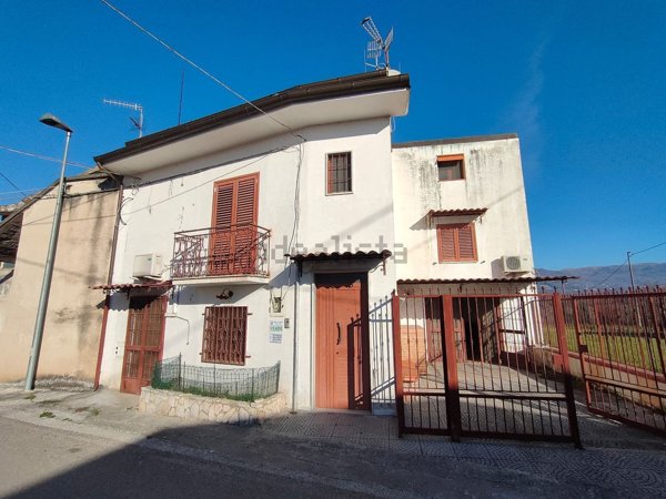 casa indipendente in vendita a San Lorenzello