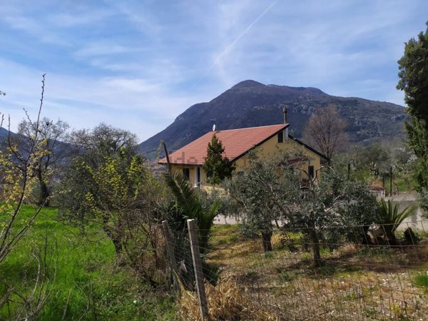 casa indipendente in vendita a San Lorenzello
