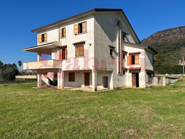 casa indipendente in vendita a San Salvatore Telesino