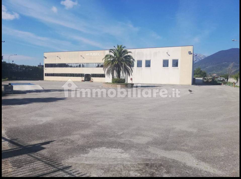 locale commerciale in vendita a San Salvatore Telesino