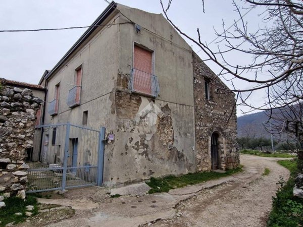 casa indipendente in vendita a Sant'Agata de' Goti in zona Laiano