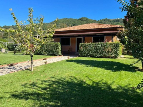 casa indipendente in vendita a Sant'Angelo a Cupolo