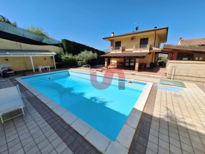 casa indipendente in vendita a Sant'Angelo a Cupolo