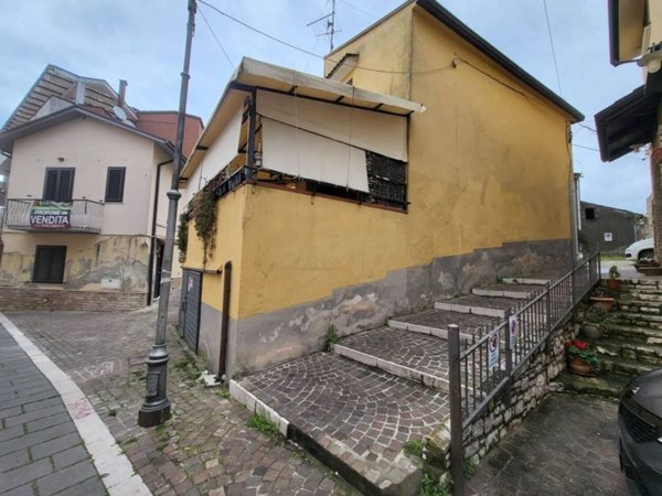 casa indipendente in vendita a Sant'Angelo a Cupolo in zona Perrillo