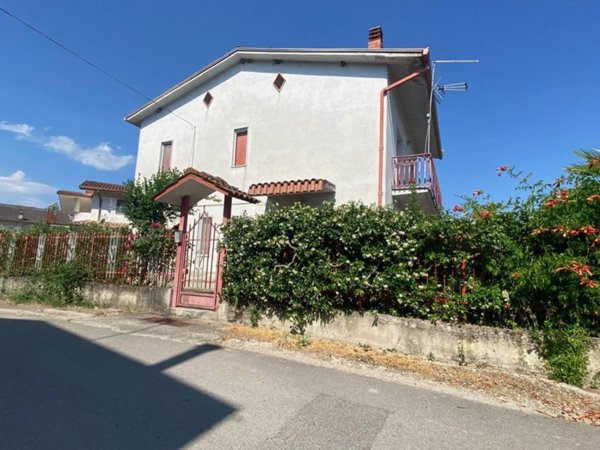 casa indipendente in vendita a Sant'Angelo a Cupolo in zona Perrillo