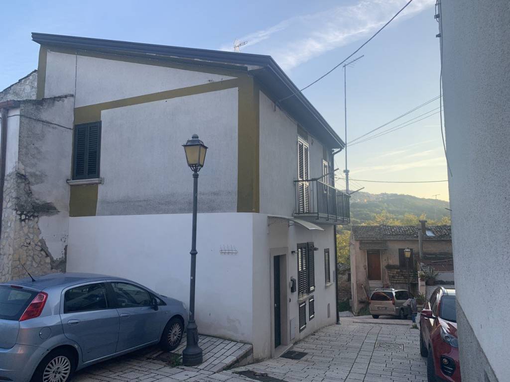casa indipendente in vendita a Sant'Angelo a Cupolo in zona Perrillo