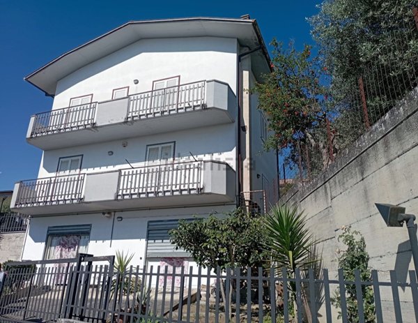casa semindipendente in vendita a Sant'Angelo a Cupolo in zona Perrillo