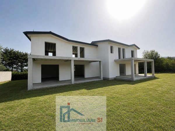 casa indipendente in vendita a Sant'Angelo a Cupolo in zona Perrillo