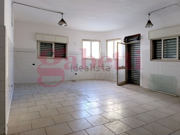 locale commerciale in vendita a Telese Terme