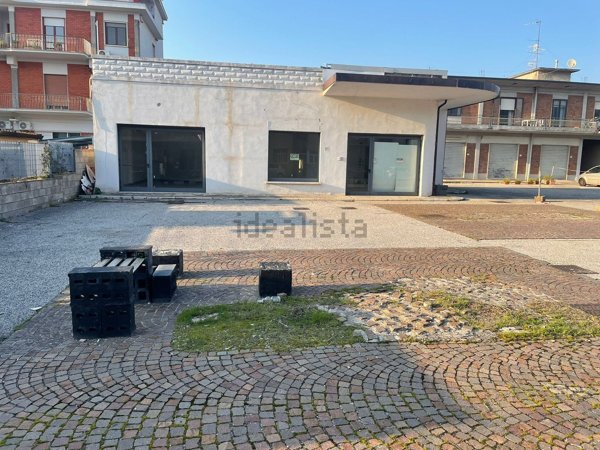 locale commerciale in vendita a Telese Terme