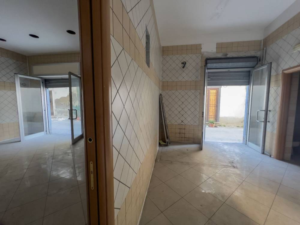 negozio in vendita ad Acerra in zona Centro Città