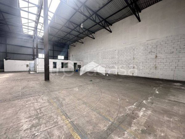 locale commerciale in vendita ad Acerra