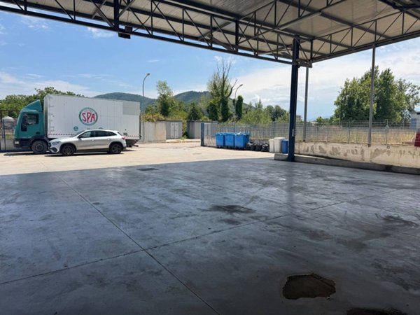 locale commerciale in vendita ad Acerra