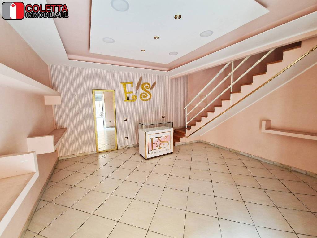 negozio in vendita ad Acerra in zona Centro Città