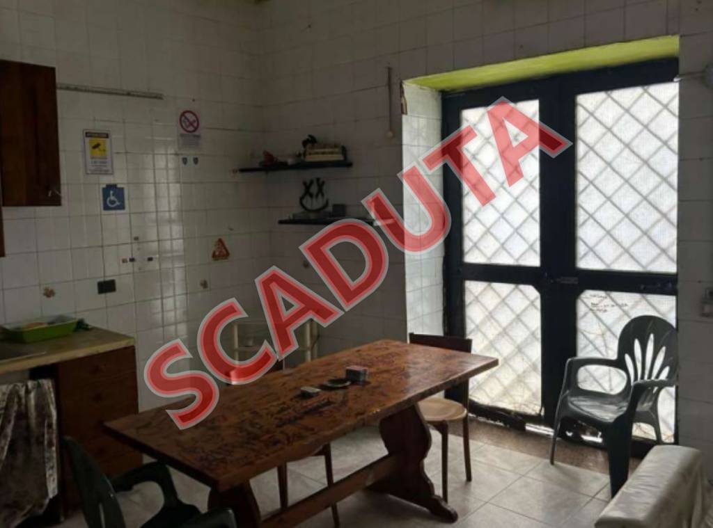 locale commerciale in vendita ad Acerra