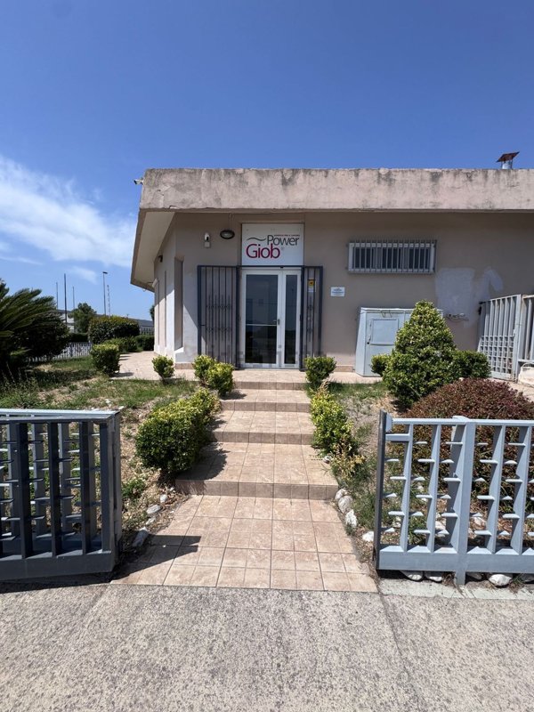 locale commerciale in vendita ad Acerra