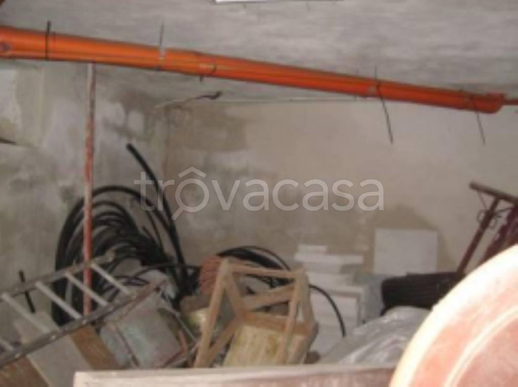 locale di sgombero in vendita ad Acerra