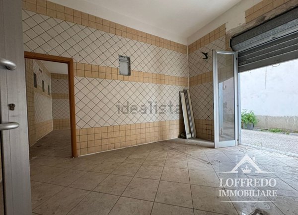 negozio in vendita ad Acerra in zona Centro Città