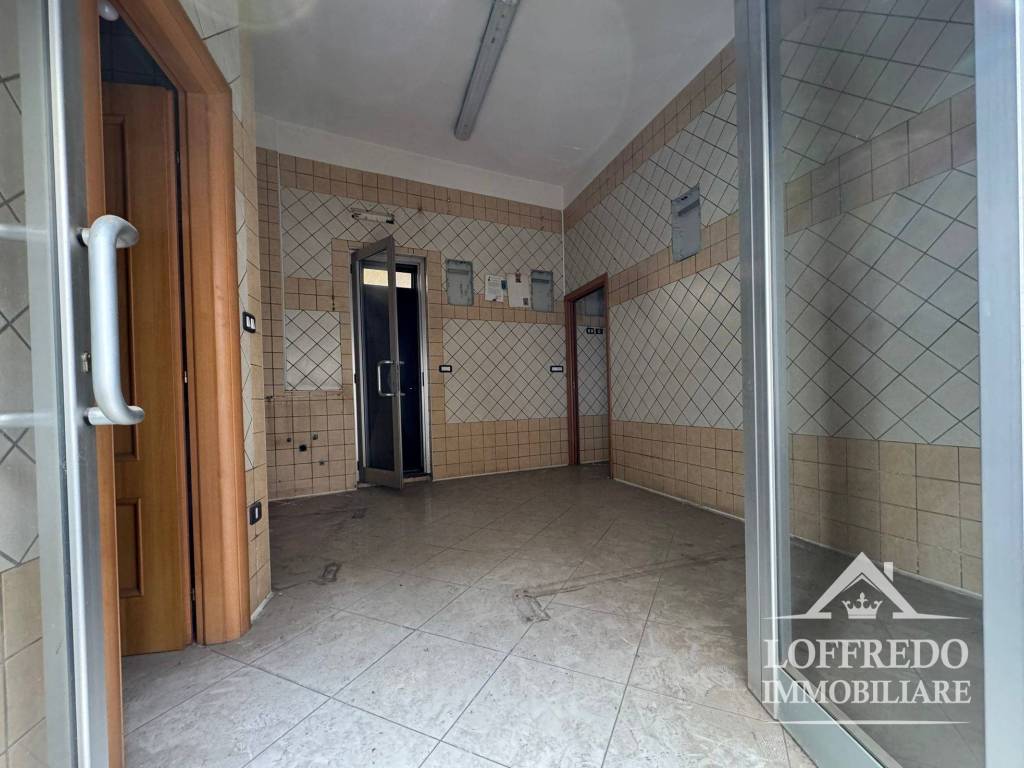 negozio in vendita ad Acerra in zona Centro Città