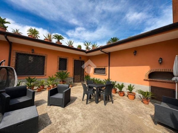casa indipendente in vendita ad Acerra in zona Pezzalunga