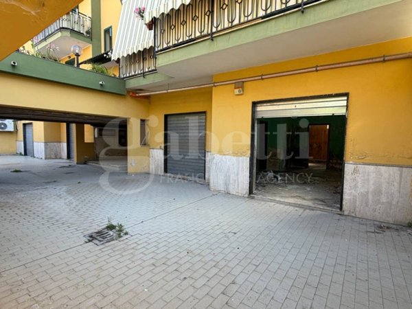 locale commerciale in vendita ad Acerra