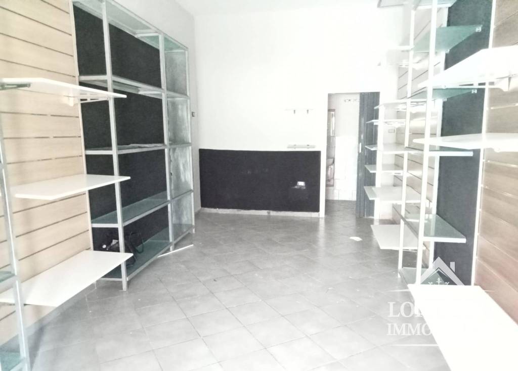 negozio in vendita ad Acerra in zona Centro Città