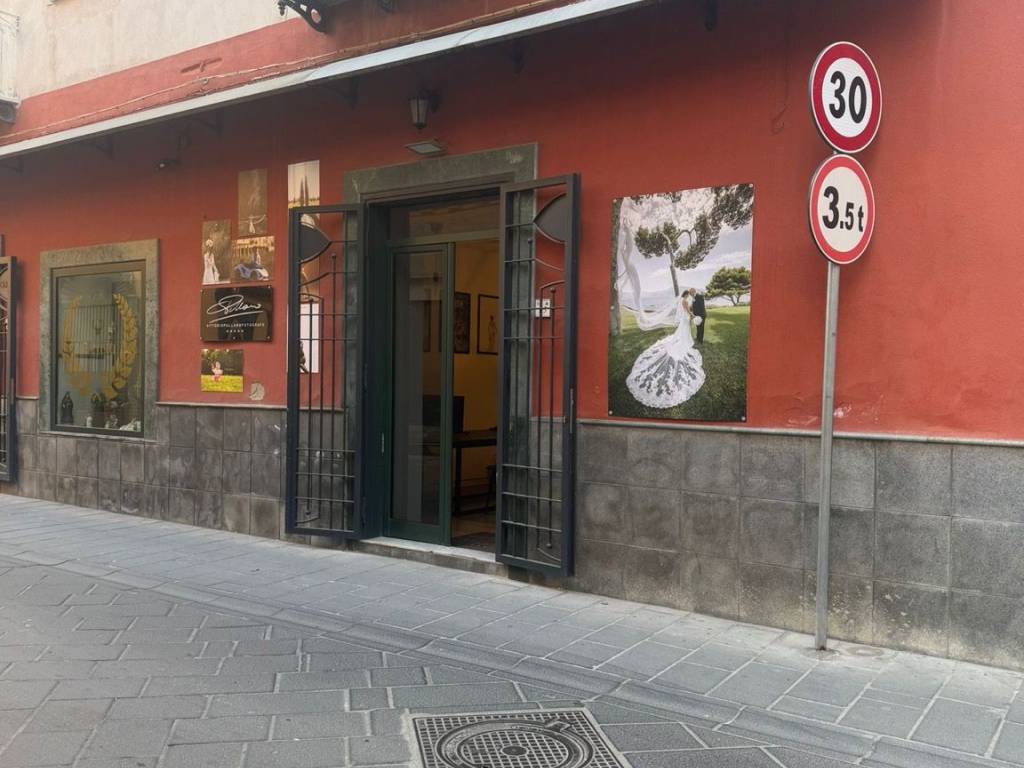 negozio in vendita ad Acerra in zona Centro Città