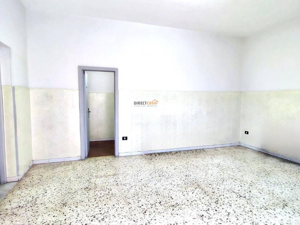 negozio in vendita ad Acerra in zona Centro Città