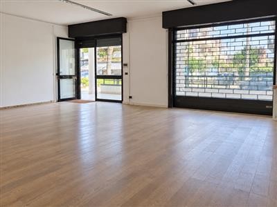 locale commerciale in vendita ad Acerra